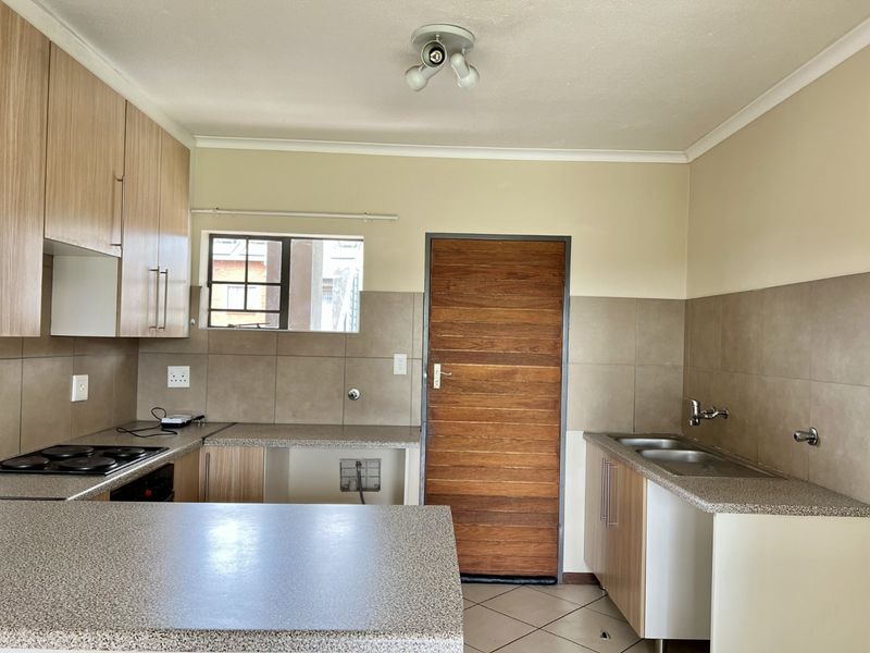 2 Bedroom, 1 ath Apartment/Flat for Sale - Photo 2