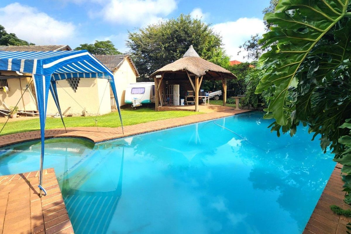 Spacious family home, 3 bedrooms, 2 bathrooms + large granny cottage. - Photo 2