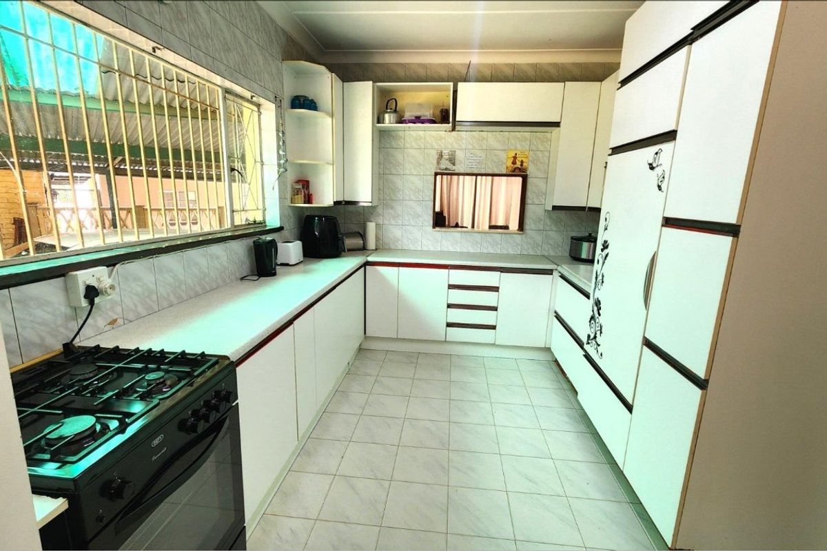 Spacious family home, 3 bedrooms, 2 bathrooms + large granny cottage. - Photo 3