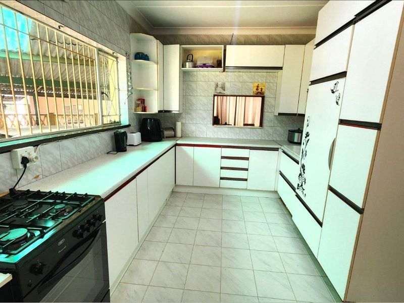 Spacious family home, 3 bedrooms, 2 bathrooms + large granny cottage. - Photo 3