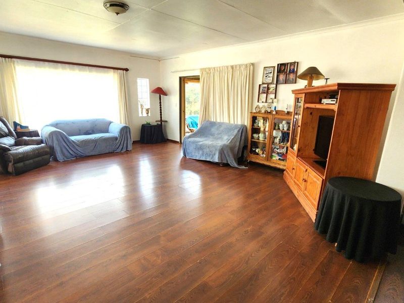 Spacious family home, 3 bedrooms, 2 bathrooms + large granny cottage. - Photo 4