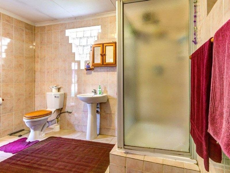 Spacious family home, 3 bedrooms, 2 bathrooms + large granny cottage. - Photo 10