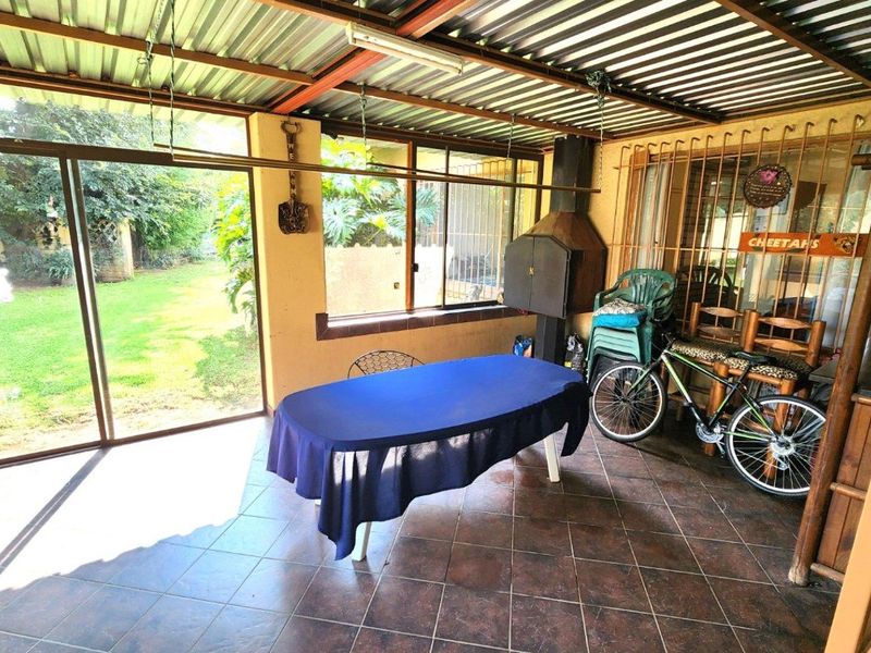 Spacious family home, 3 bedrooms, 2 bathrooms + large granny cottage. - Photo 8