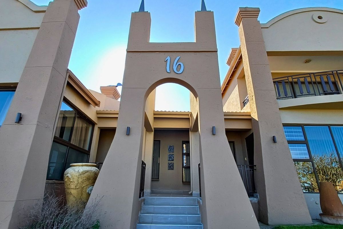Spacious Dual-Living Home with Stunning Ocean Views - Photo 2