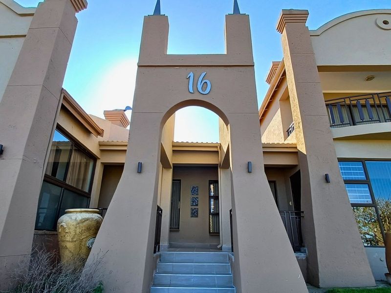 Spacious Dual-Living Home with Stunning Ocean Views - Photo 2