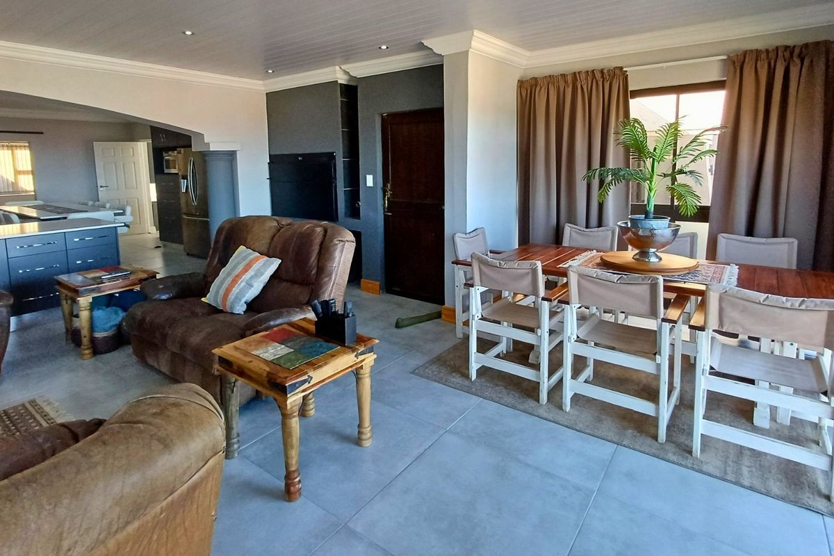 Spacious Dual-Living Home with Stunning Ocean Views - Photo 5