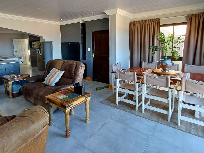Spacious Dual-Living Home with Stunning Ocean Views - Photo 5