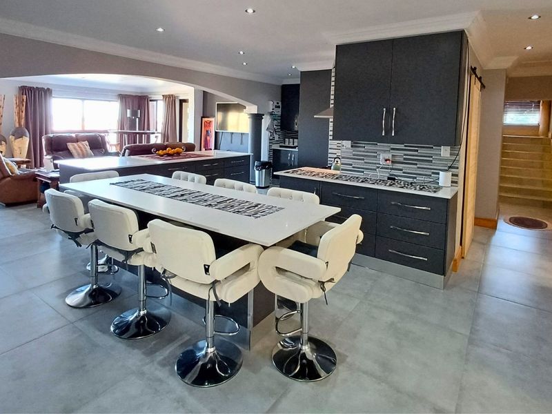 Spacious Dual-Living Home with Stunning Ocean Views - Photo 10
