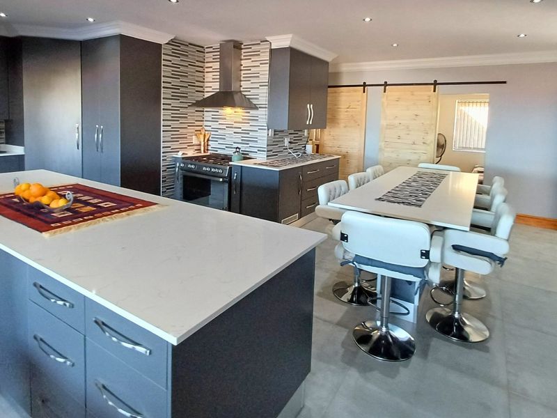 Spacious Dual-Living Home with Stunning Ocean Views - Photo 9
