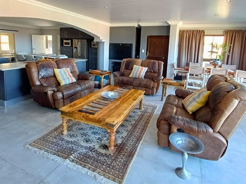 Spacious Dual-Living Home with Stunning Ocean Views - Photo 7