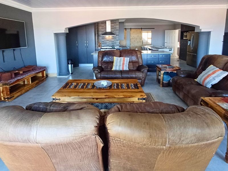Spacious Dual-Living Home with Stunning Ocean Views - Photo 6