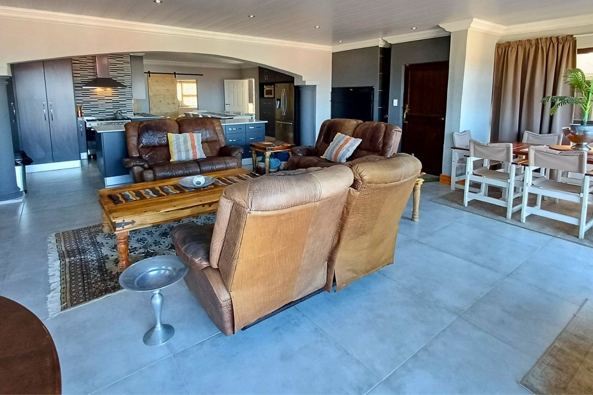 Spacious Dual-Living Home with Stunning Ocean Views - Photo 4