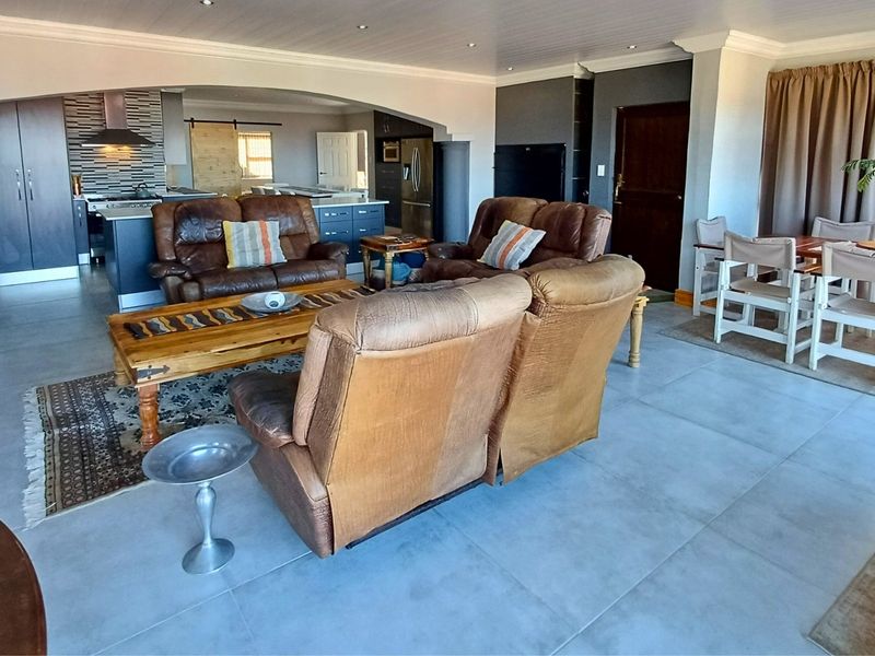 Spacious Dual-Living Home with Stunning Ocean Views - Photo 4