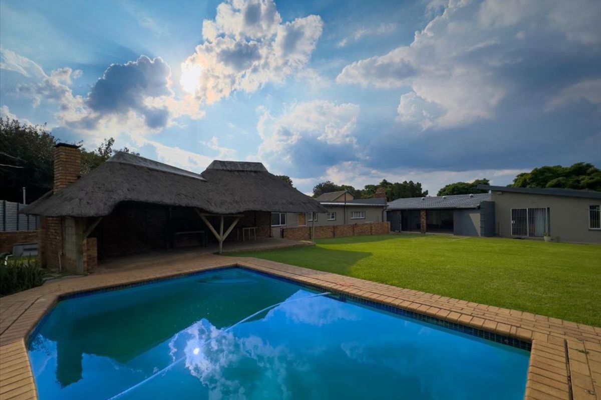 Spacious Family Home with Modern Amenities - Photo 3