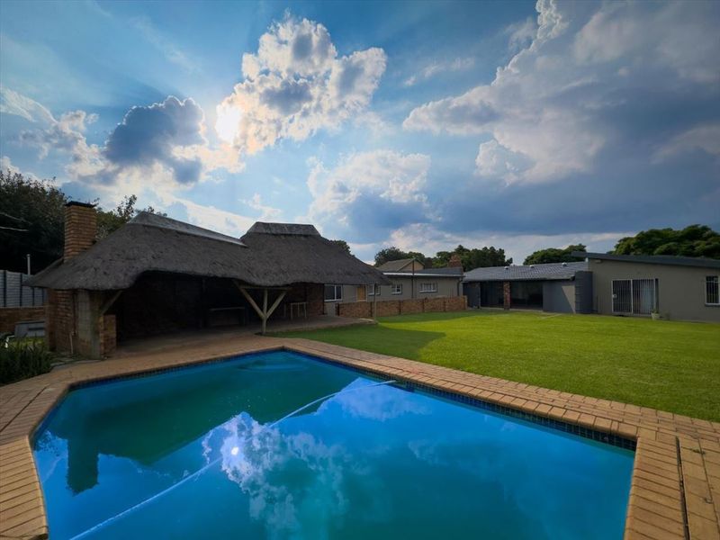 Spacious Family Home with Modern Amenities - Photo 3