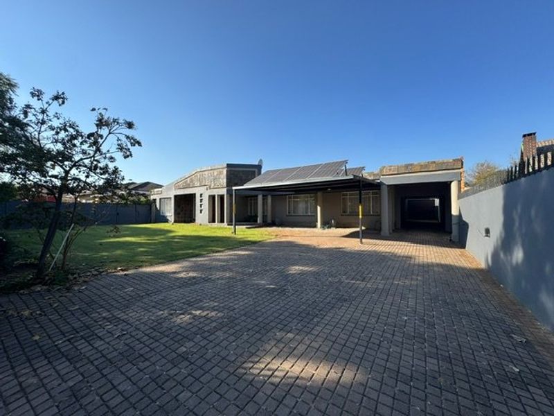Spacious Family Home with Modern Amenities - Photo 1