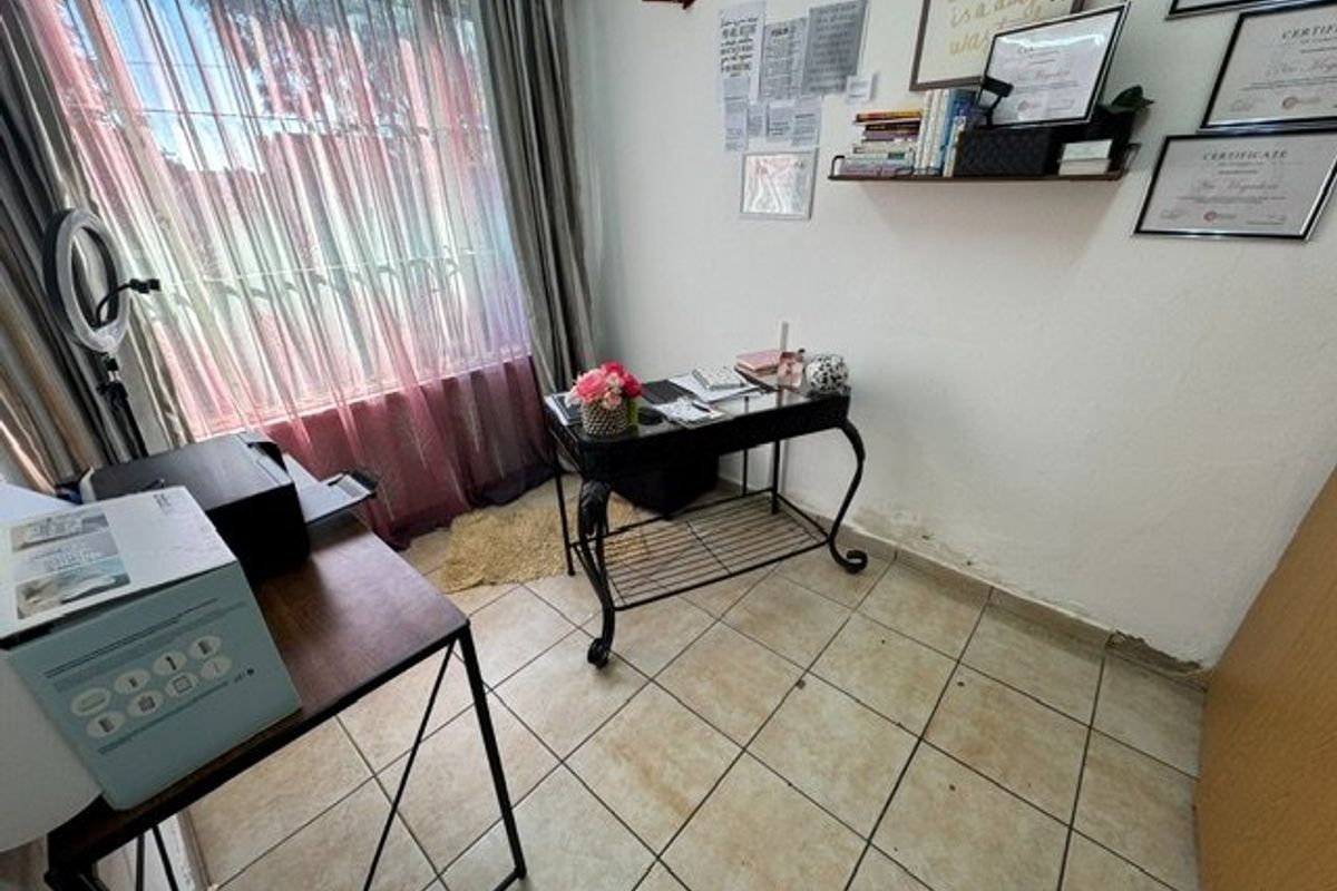 Spacious Family Home with Modern Amenities - Photo 5