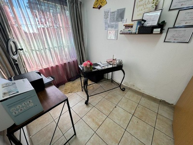 Spacious Family Home with Modern Amenities - Photo 5