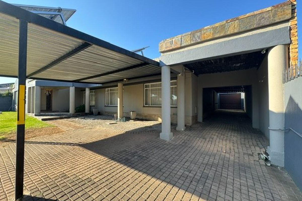 Spacious Family Home with Modern Amenities - Photo 2