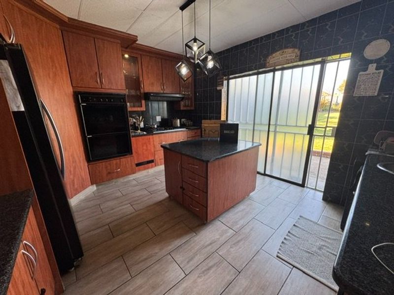 Spacious Family Home with Modern Amenities - Photo 10