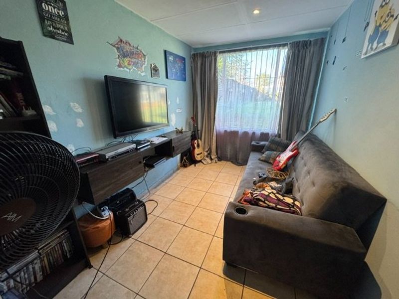 Spacious Family Home with Modern Amenities - Photo 9
