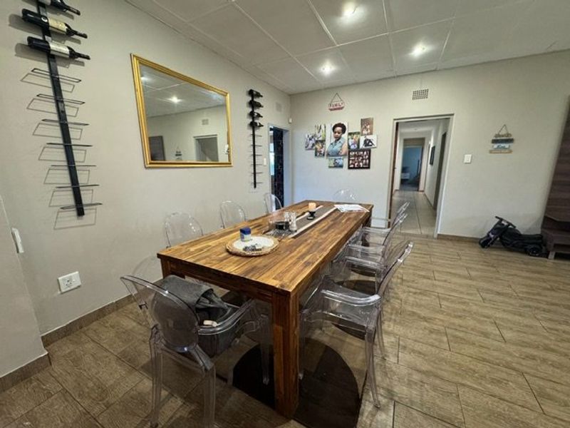 Spacious Family Home with Modern Amenities - Photo 8