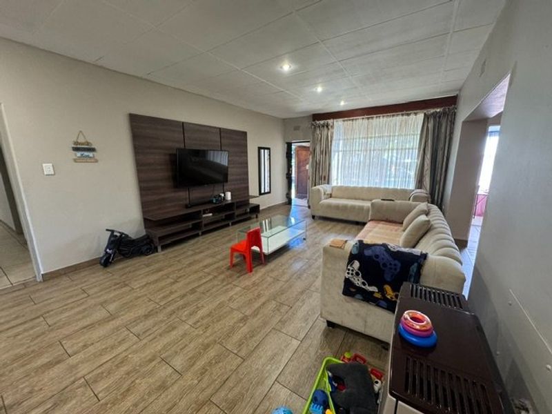 Spacious Family Home with Modern Amenities - Photo 7