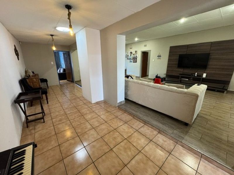 Spacious Family Home with Modern Amenities - Photo 6