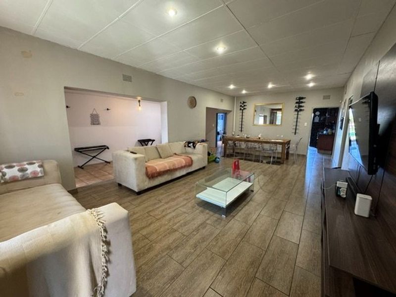 Spacious Family Home with Modern Amenities - Photo 4