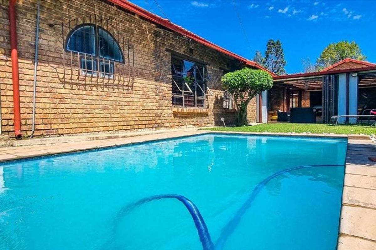 Spacious 4-Bedroom Home with Pool, Solar Features, and Granny Flat - Photo 3