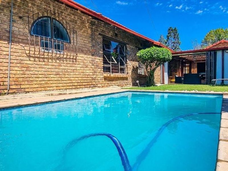 Spacious 4-Bedroom Home with Pool, Solar Features, and Granny Flat - Photo 3