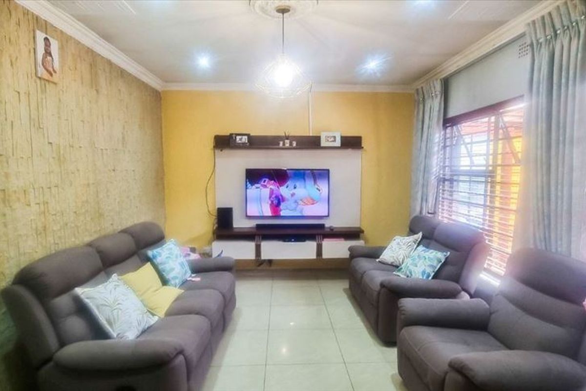 Spacious 4-Bedroom Home with Pool, Solar Features, and Granny Flat - Photo 2