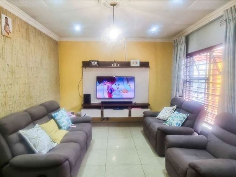 Spacious 4-Bedroom Home with Pool, Solar Features, and Granny Flat - Photo 2