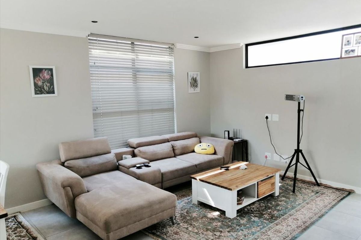 Charming 3-Bedroom Home with Pool and Garage for Sale - Photo 2