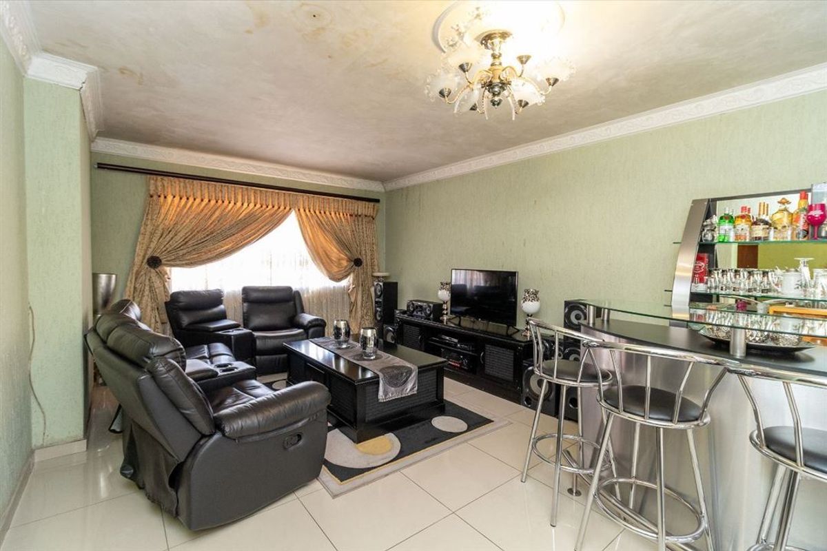 Spacious 3-Bedroom Home with En-Suite, Staff Quarters, and Garage - Photo 2