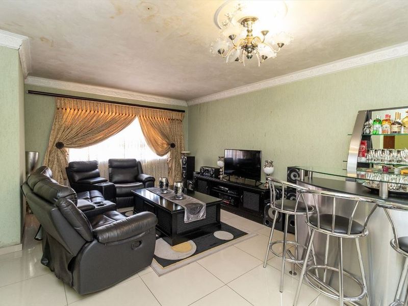 Spacious 3-Bedroom Home with En-Suite, Staff Quarters, and Garage - Photo 2