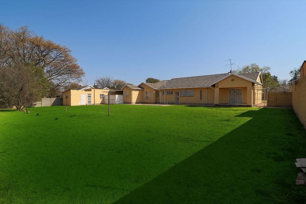 Spacious 3-Bedroom Home with En-Suite, Staff Quarters, and Garage - Photo 3