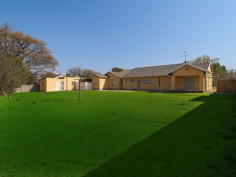 Spacious 3-Bedroom Home with En-Suite, Staff Quarters, and Garage - Photo 3