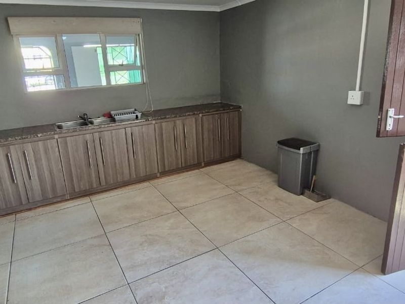 Spotless ready to move in family home  - Photo 9