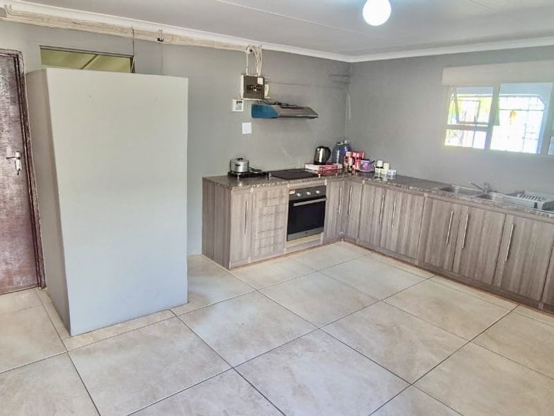 Spotless ready to move in family home  - Photo 7