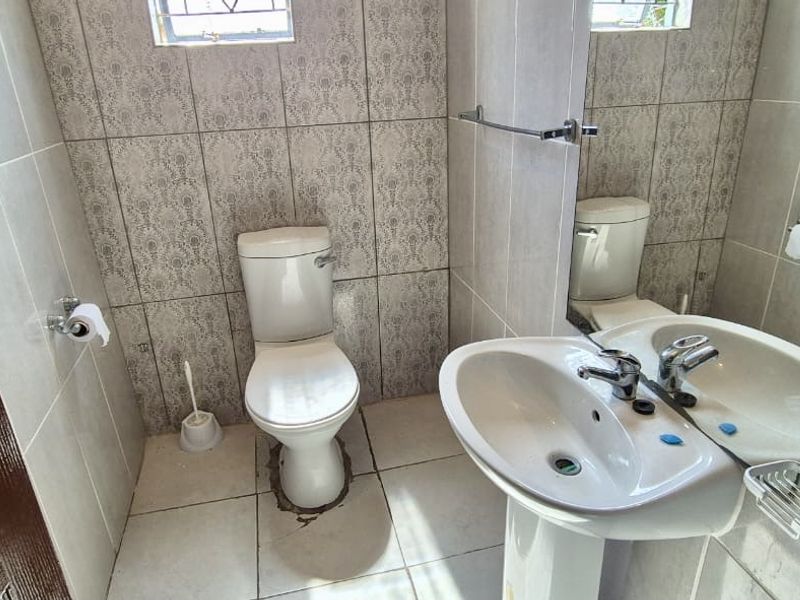 Spotless ready to move in family home  - Photo 10