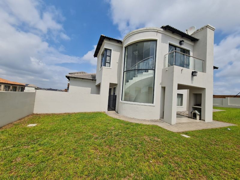 4 Bedroom Property For Sale In Blue Valley Golf Estate  - Photo 3