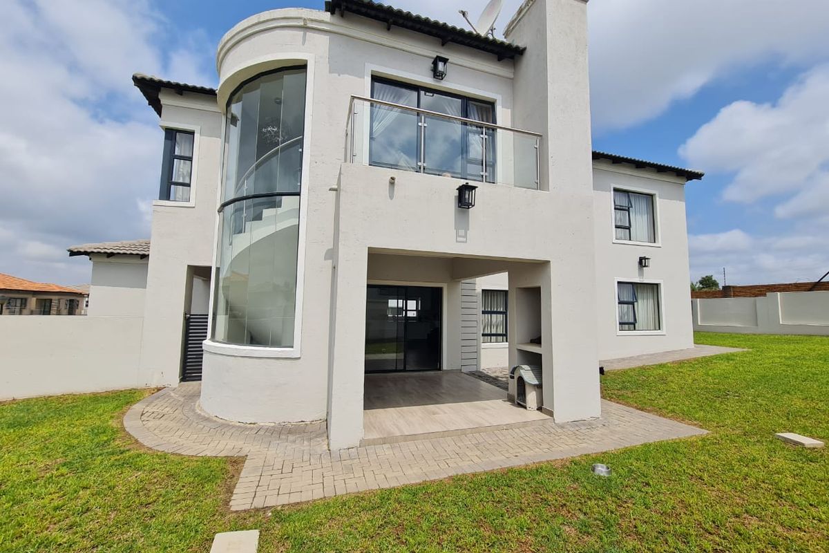 4 Bedroom Property For Sale In Blue Valley Golf Estate  - Photo 2