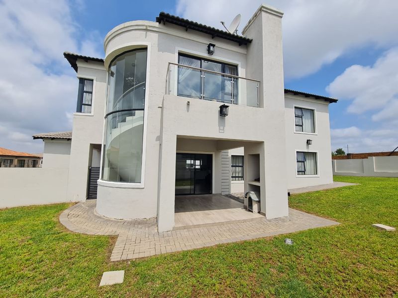 4 Bedroom Property For Sale In Blue Valley Golf Estate  - Photo 2