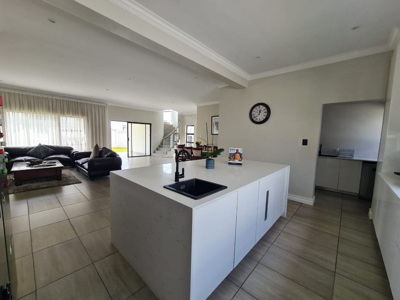 4 Bedroom Property For Sale In Blue Valley Golf Estate  - Photo 6