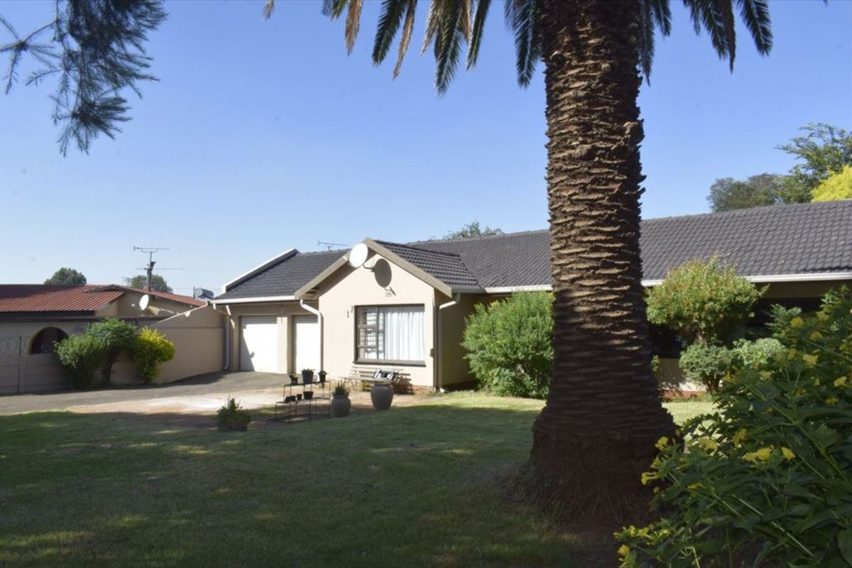 Luxurious Home with Granny Flat and Modern Amenities - Photo 3