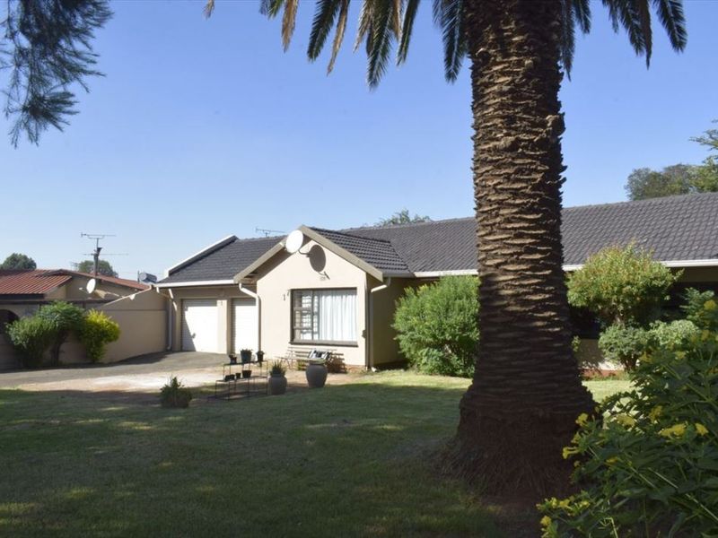 Luxurious Home with Granny Flat and Modern Amenities - Photo 3