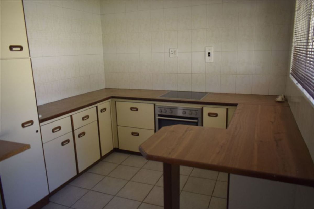 Luxurious Home with Granny Flat and Modern Amenities - Photo 2