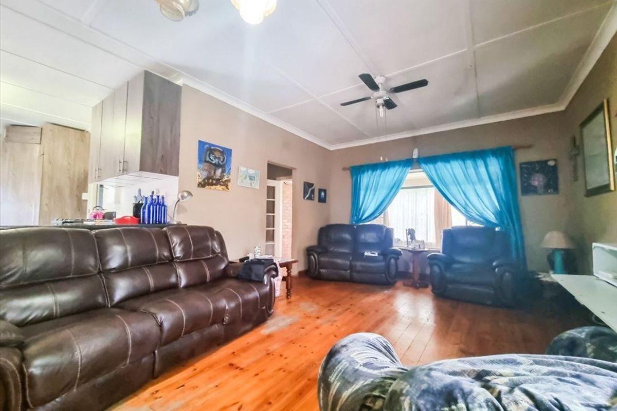 Comfortable Family Home with Practical Features - Photo 2