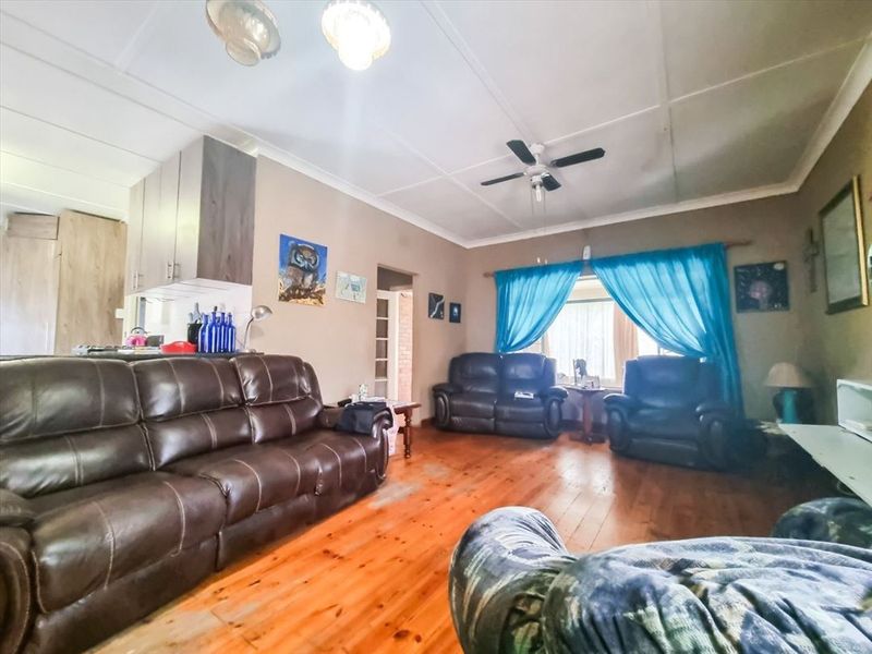 Comfortable Family Home with Practical Features - Photo 2